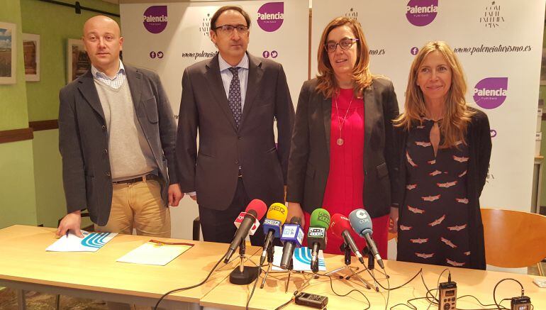 De izquierda a derecha: Luis Calderón, Alfonso Polanco, Ángeles Armisén y Carmen Fernández.