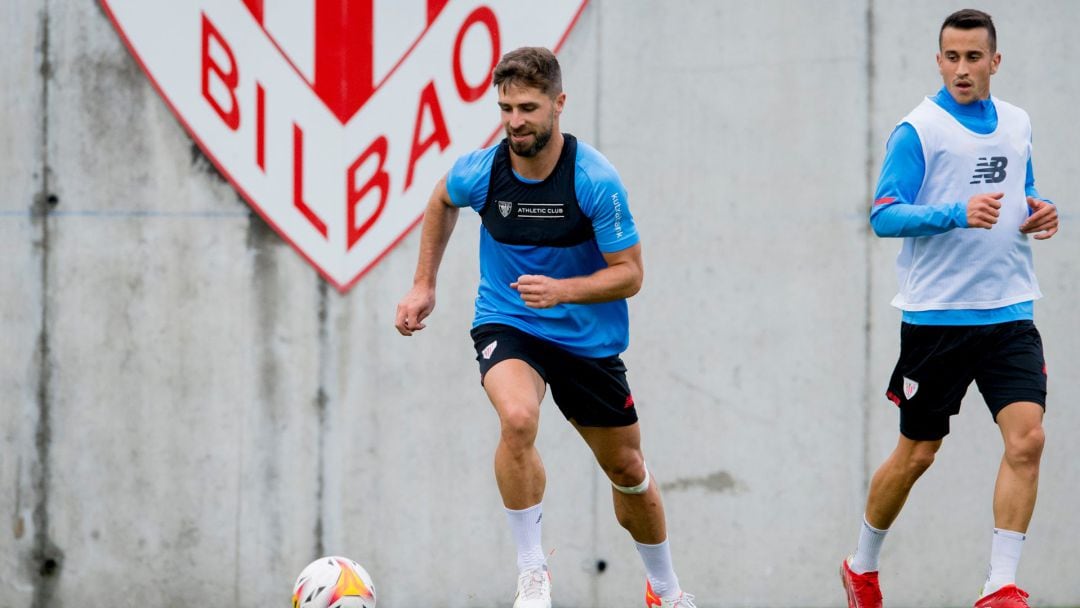 Yeray Álvarez en una acción en Lezama