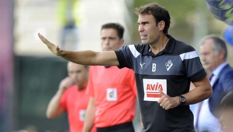 Iñaki Bea da indicaciones durante un partido del Eibar