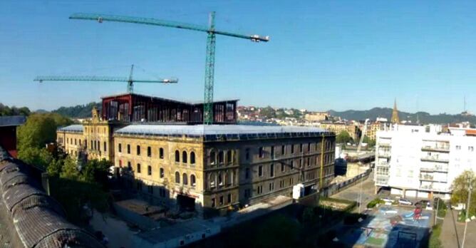 Imagen de las obras de Tabakalera en abril de 2014 con la estructura del prisma en la parte superior