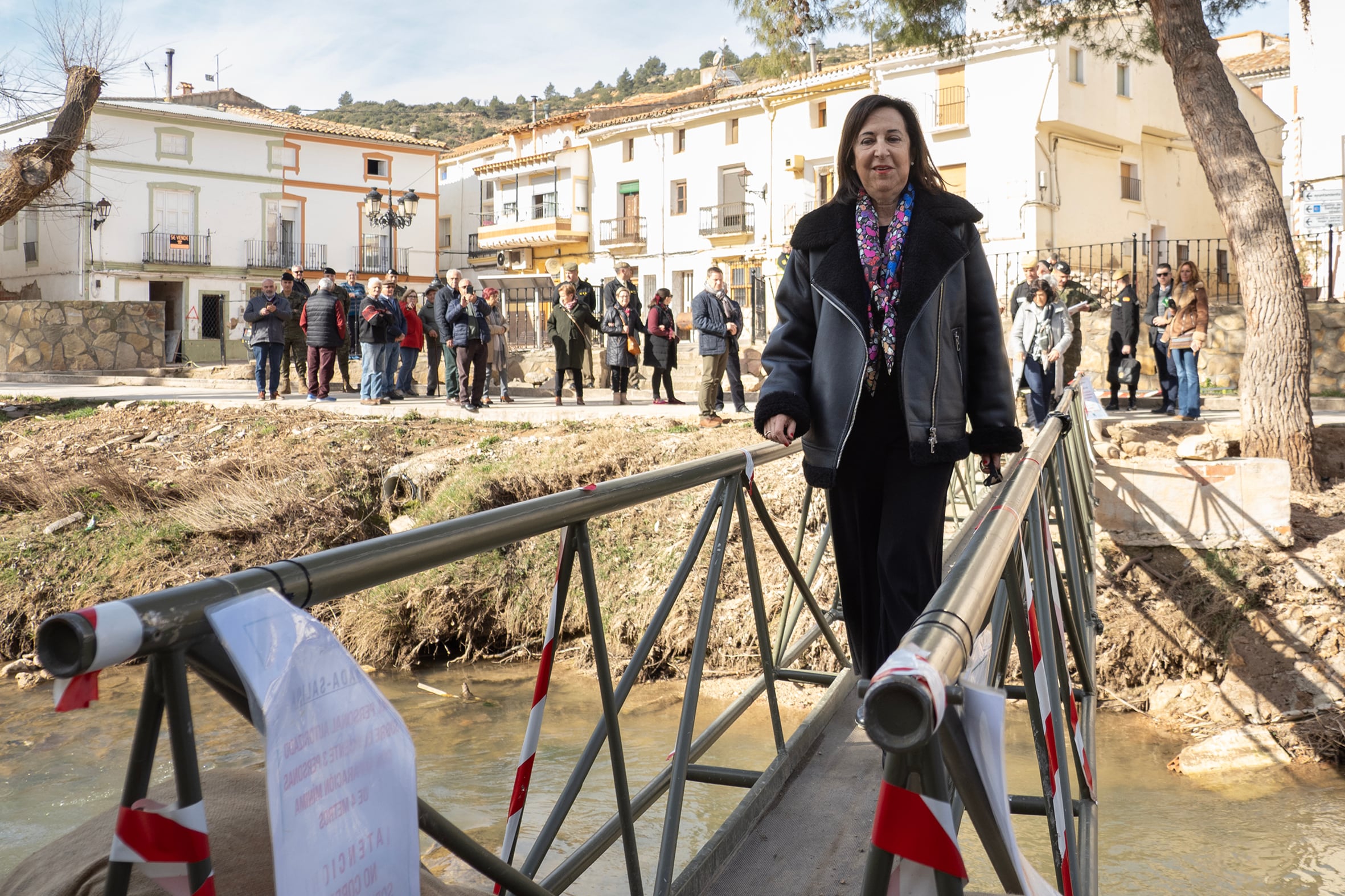 MIRA (CUENCA), 10/02/2025.- La ministra de Defensa, Margarita Robles, visita este lunes la localidad conquense de Mira, que también se vio afectada por la dana del 29 de octubre y donde las Fuerzas Armadas han instalado una pasarela, después de que el agua se llevara por delante un puente, y han retirado escombros de ambas orillas del río Ojos de Moya.  EFE/ Álvaro Del Olmo
