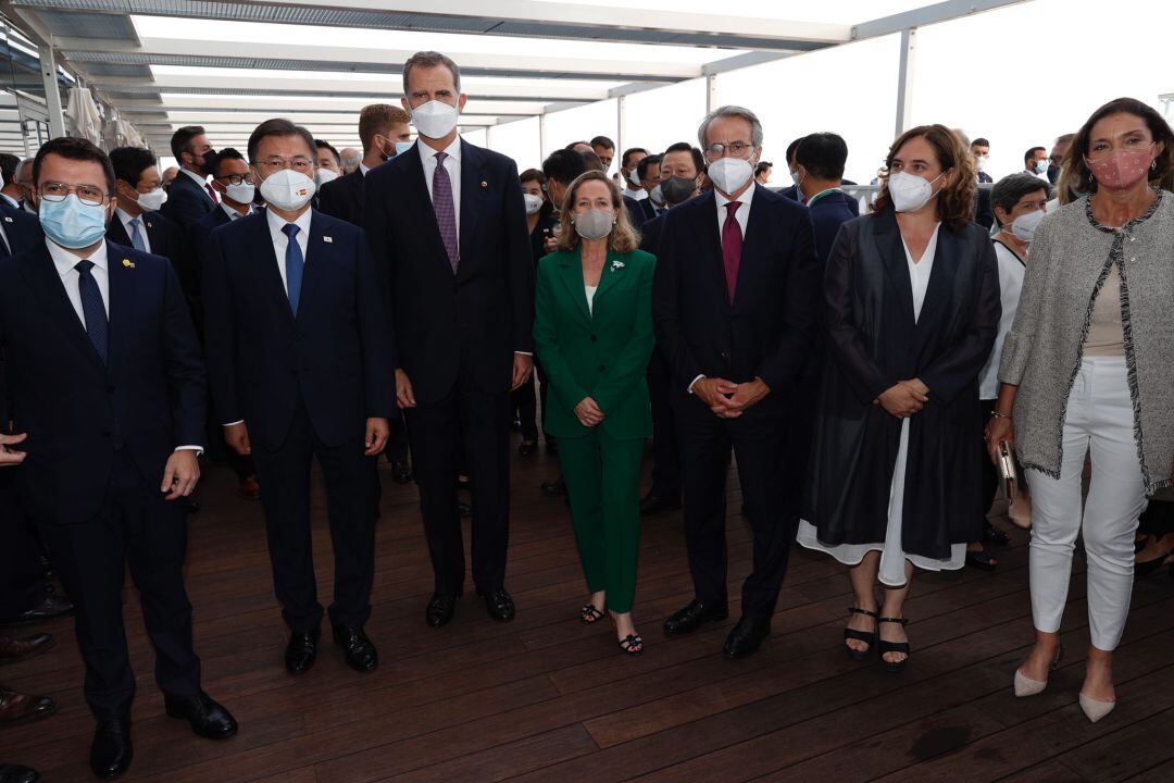 Finalmente sí ha habido foto de Pere Aragonès con el Rey, junto al presidente de Corea del Sur, las ministras Calviño y Maroto, y la alcaldesa de Barcelona, Ada Colau