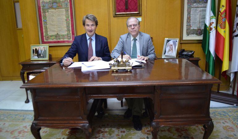 (de der. a izq) : El presidente del Ateneo, Alberto Máximo Pérez Calero, y director de la Fundación Caser para la Dependencia, Juan Sitges, en la firma del acuerdo.