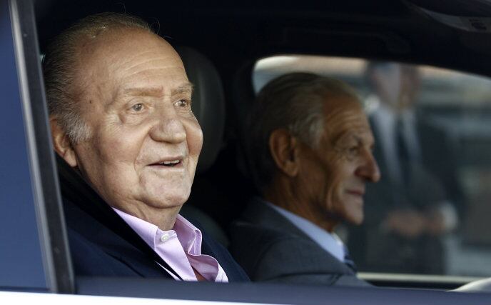 El rey Juan Carlos, a la salida del Hospital Quirón Madrid, donde ha recibido este martes el alta hospitalaria