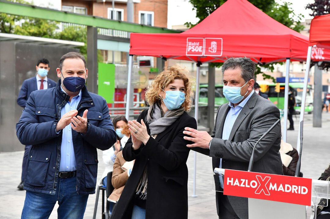 Ábalos (i) participó en un acto de campaña en Parla, junto a Hana Jalloul, número 2 de Ángel Gabilondo en las listas del PSOE, y del alcalde, Ramón Jurado.