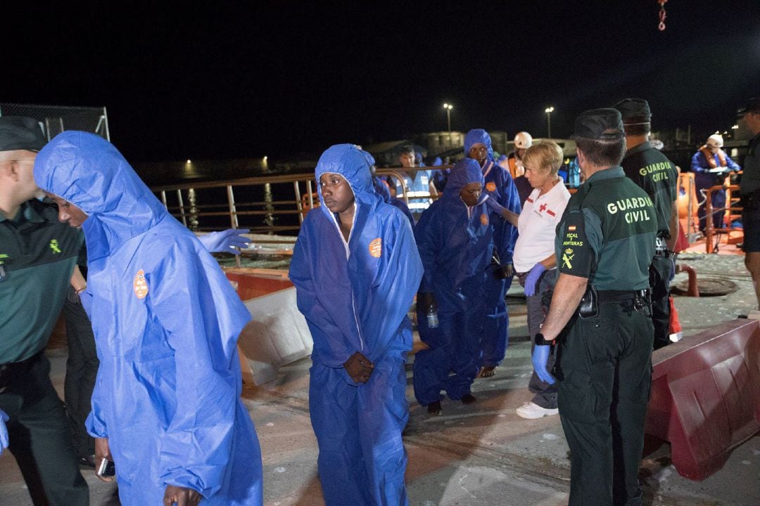 Salvamento Marítimo trasladan al puerto de Motril 48 inmigrantes rescatados en el mar de Alborán