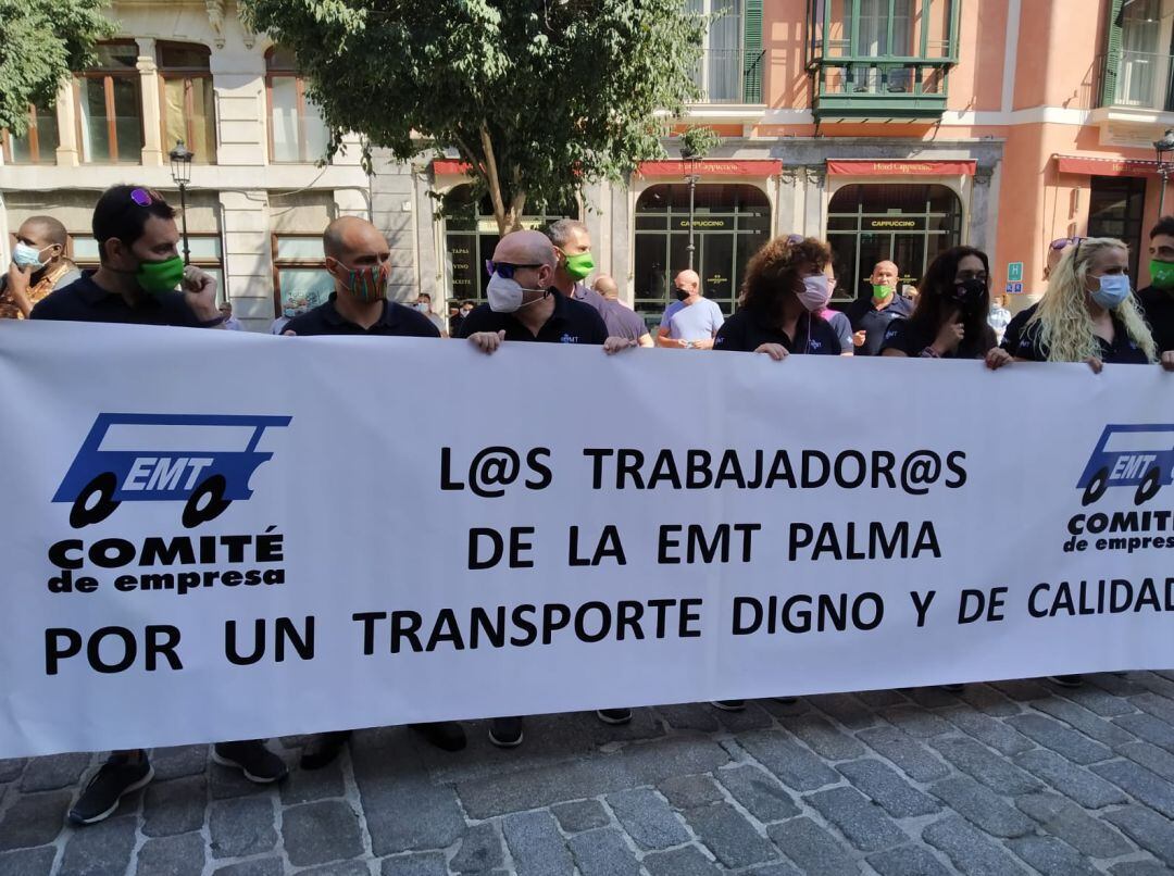 Trabajadores de la EMT se concentran frente el Ayuntamiento de Palma.