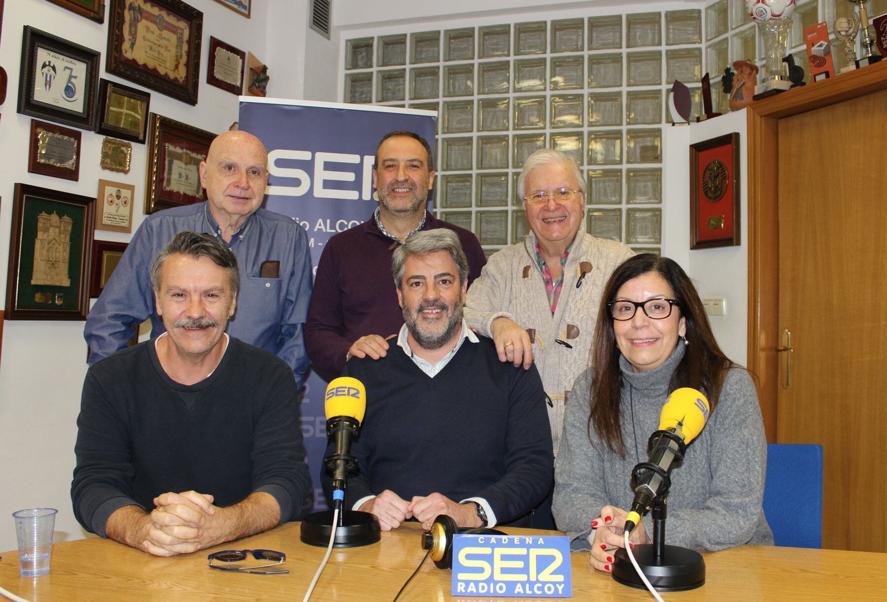 Pep Sellés, Pablo de Gracia y Lucía Gadea, sentados, y de pie Roberto Chazarra, Roberto Pérez y Paco Aznar