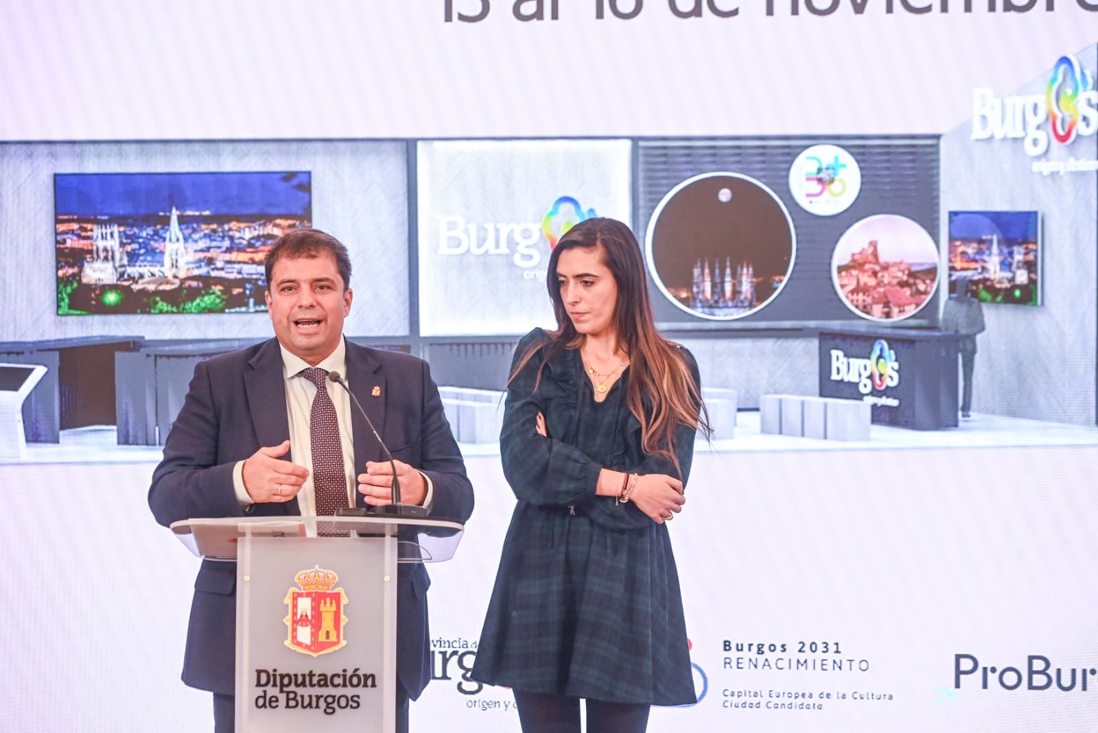 El presidente de Sodebur, Carlos Gallo y Andrea Ballesteros, presidenta de ProBur, presentan el programa de Burgos en FITUR 2025