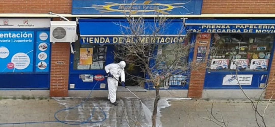 Técnicos de Leganés desinfectando las calles