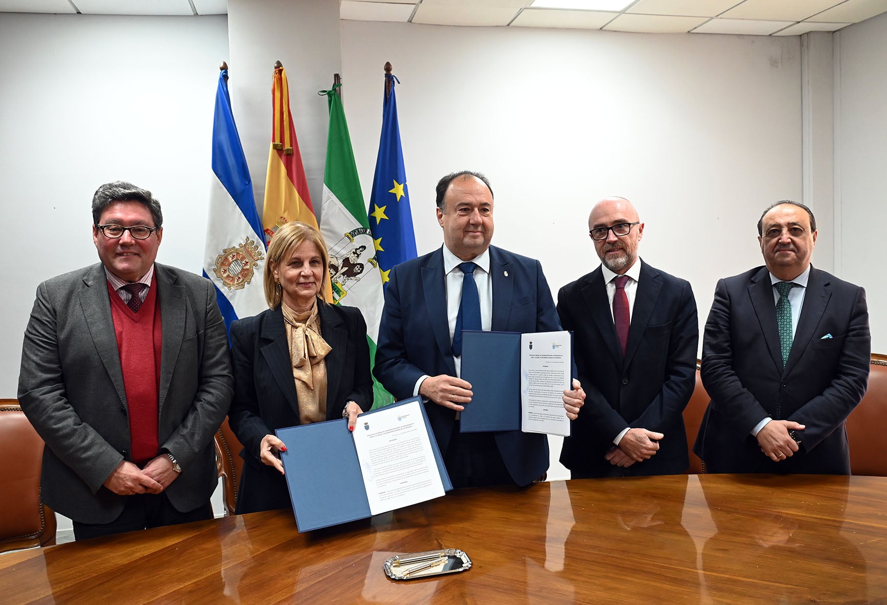 Firma del convenio entre la UCA y el Ayuntamiento de Jerez