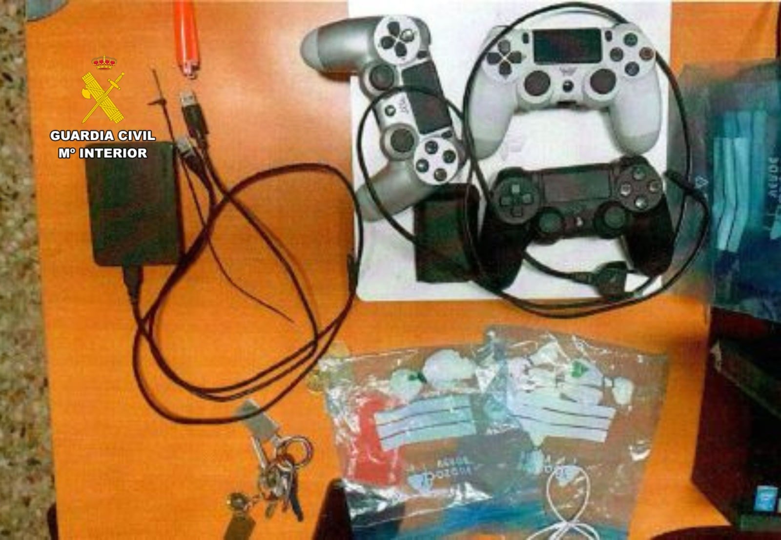 El presunto ladrón se llevó una videoconsola, cables y un discoduro