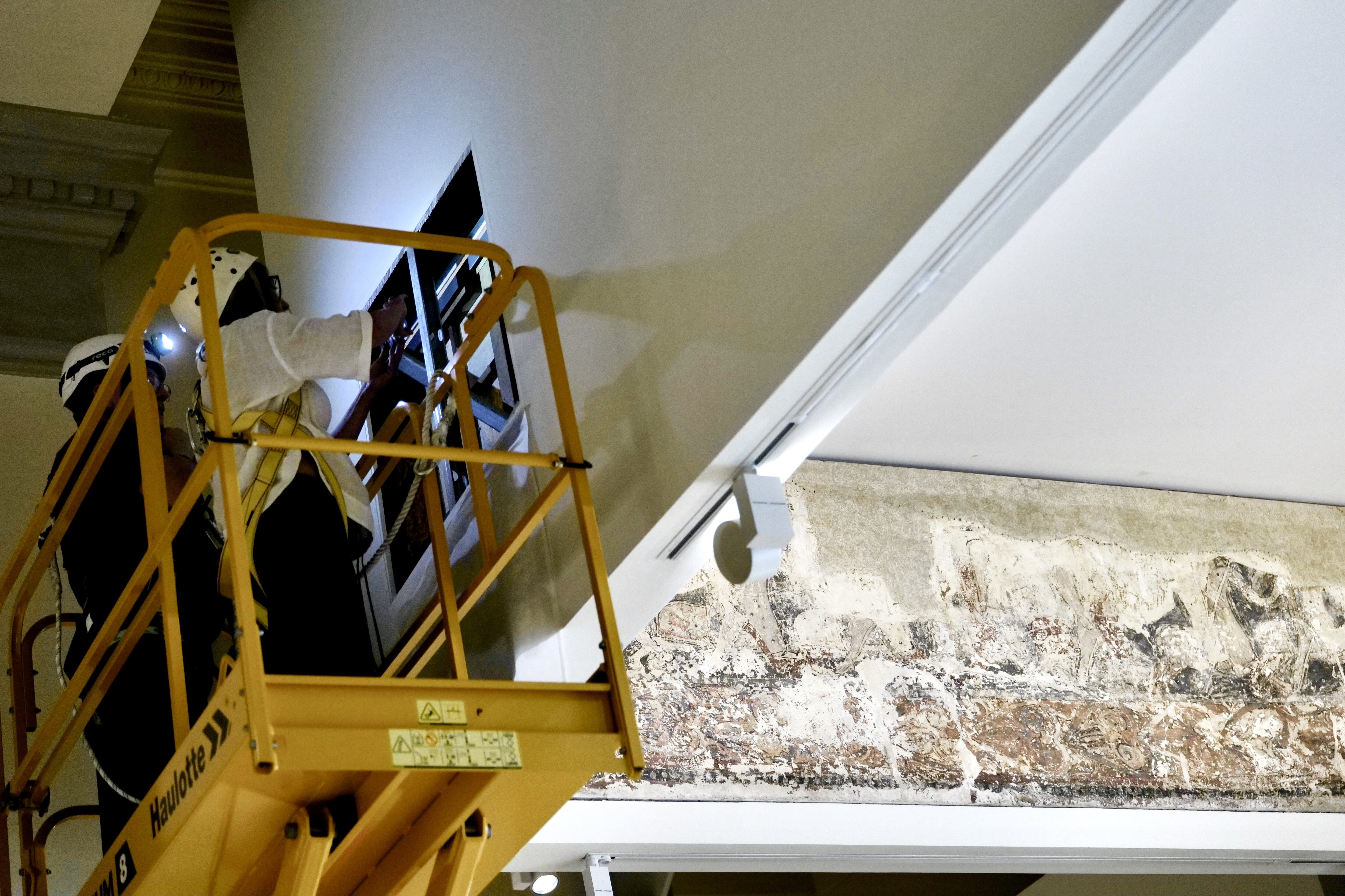 BARCELONA (ESPAÑA), 28/07/2025.- Los cuatro técnicos aragoneses que preparan la vuelta al Monasterio de Sijena de las pinturas de la Sala Capitular que hoy día se exponen en el Museo Nacional de Arte de Cataluña (MNAC) estudiarán al detalle hasta el miércoles las medidas, el color, la textura y los anclajes de las piezas para conocer con &quot;precisión absoluta&quot; sus condiciones antes de proceder al traslado. 