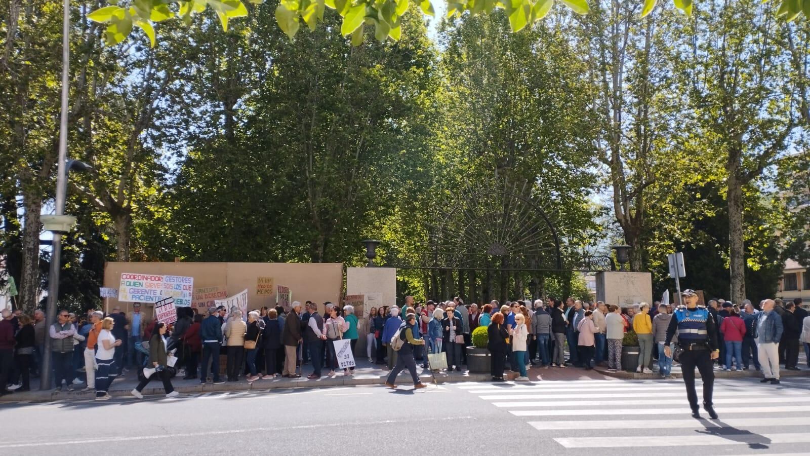 Manifestación de los vecinos de El Cerro y Peñacaballera en Béjar este jueves/Cadena SER