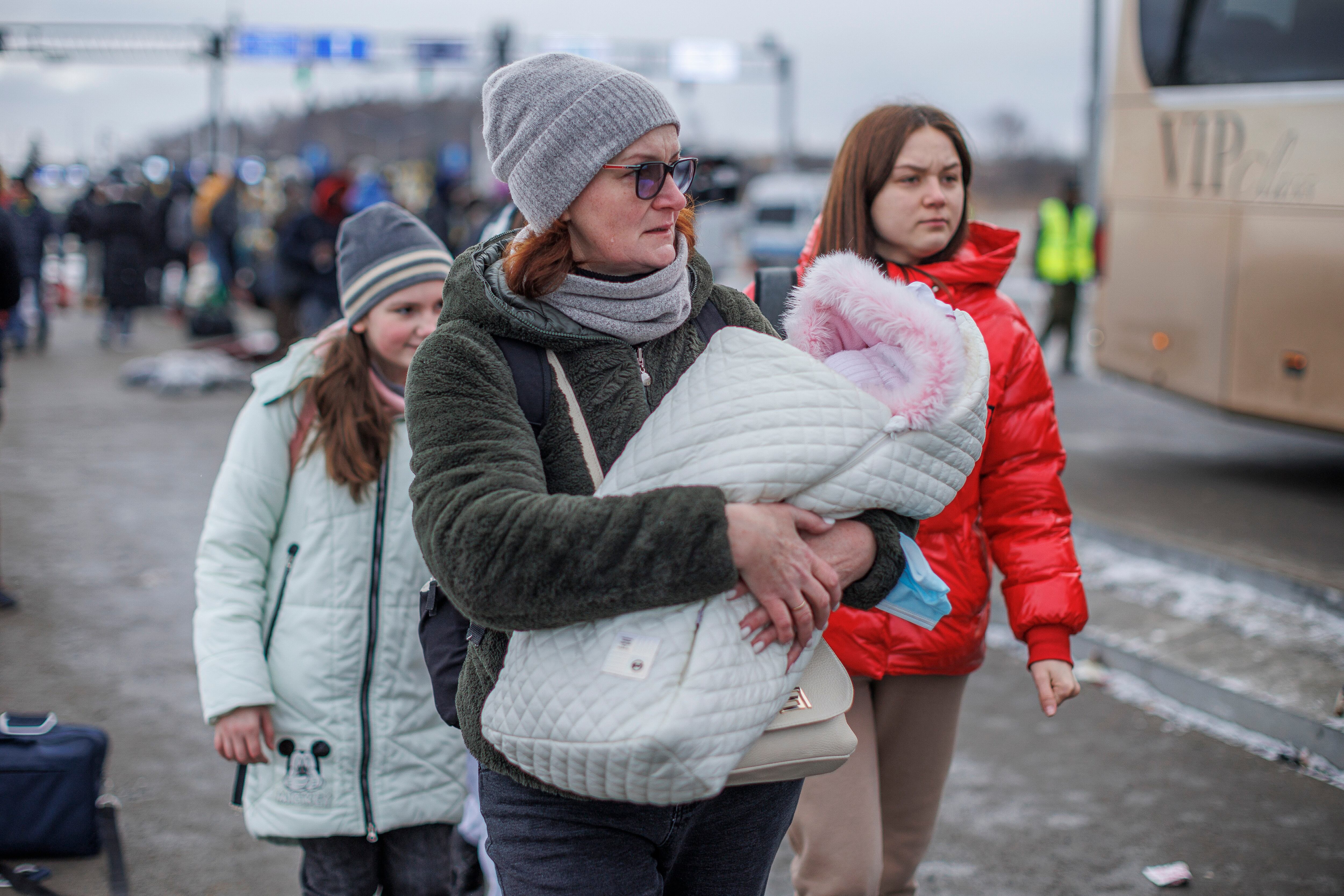 GRAF7431. MEDYKA (POLONIA), 28/02/2022.-Varias personas procedentes de Ucrania tras cruzar la frontera con Polonia, en el punto froterizo de Medyka, huyendo de la guerra. EFE / Biel Aliño.