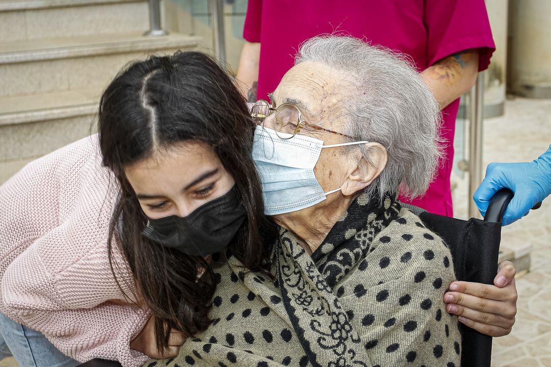 Los ancianos de la residencia Nova Santa Ana (Cartagena) han salido hoy a pasear con sus familiares