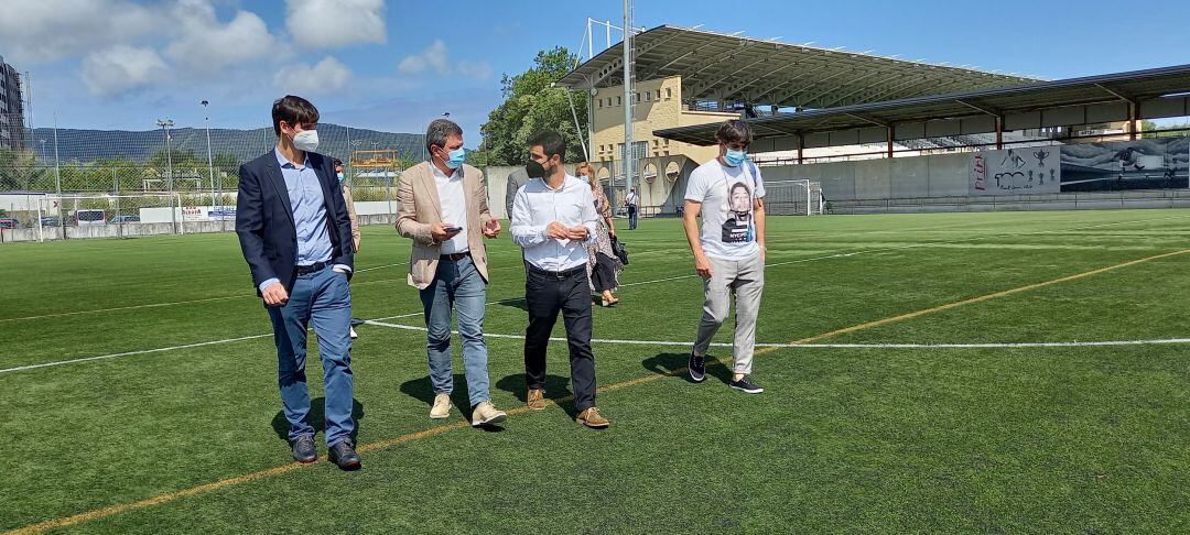 El alcalde José Antonio Santano y el Concejal delegado de Deportes, Borja Olazabal, el Diputado de Deportes Harkaitz Millán y el presidente del Club Igor Emery 