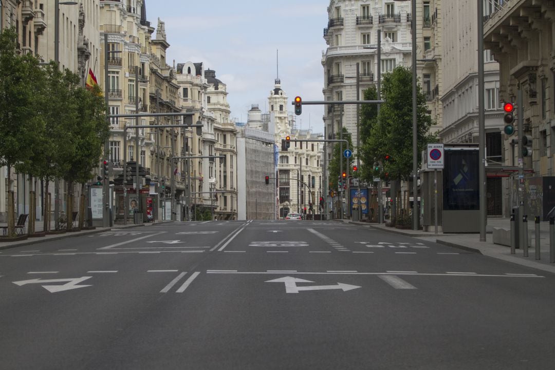 Imagen de la Gran Vía de Madrid totalmente vacía, en abril de 2020.