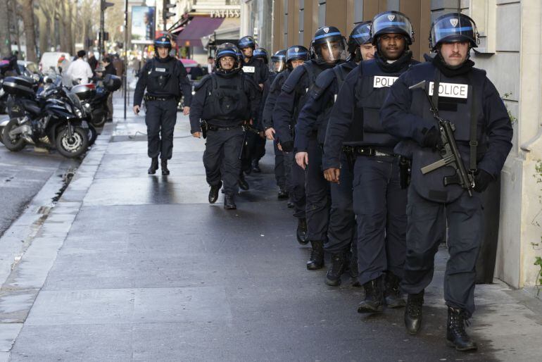 Una patrulla de la policía antidisturbios en el centro de París, como parte del más alto nivel de plan de seguridad &quot;Vigipirate&quot; tras los últimos ataques antoterroristas.