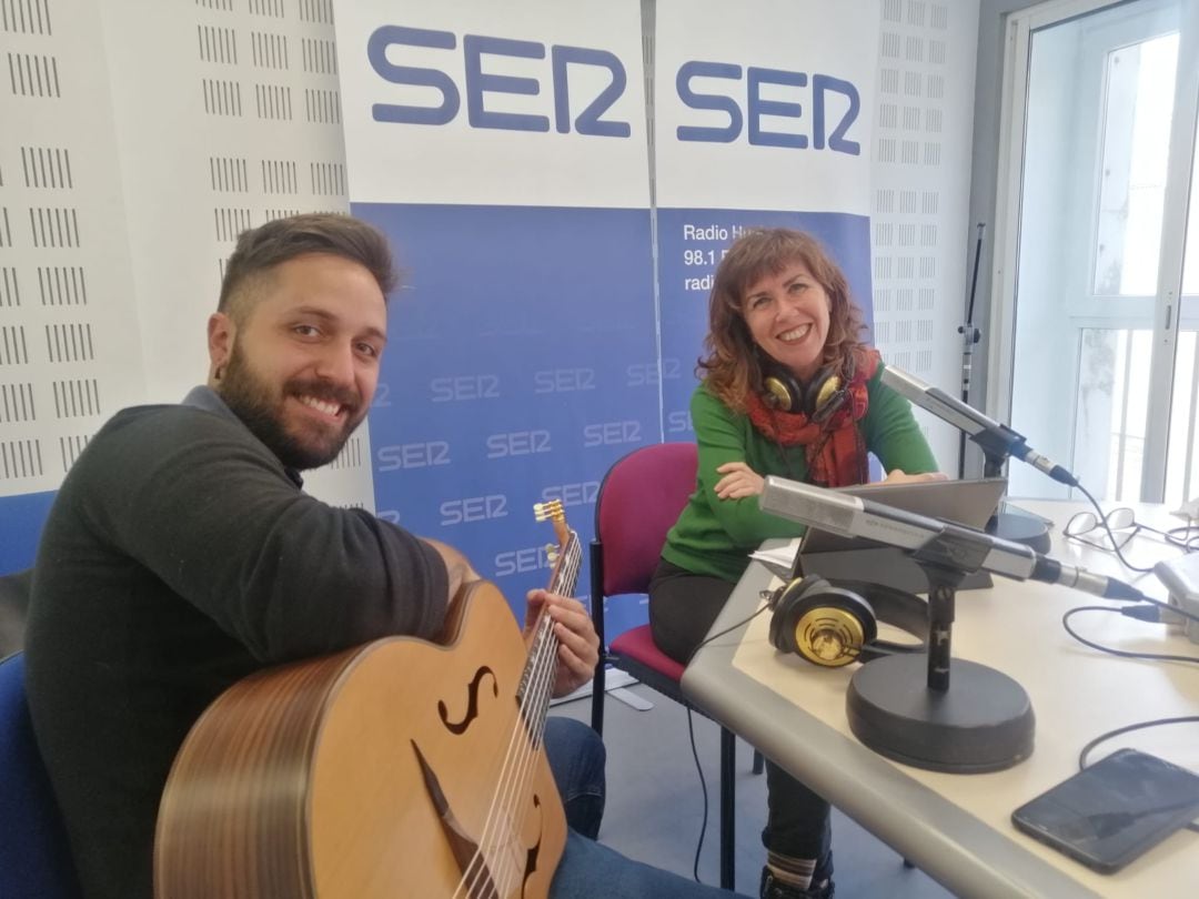 Mario Pousada (guitarra) y Manuela Garrido (voz)