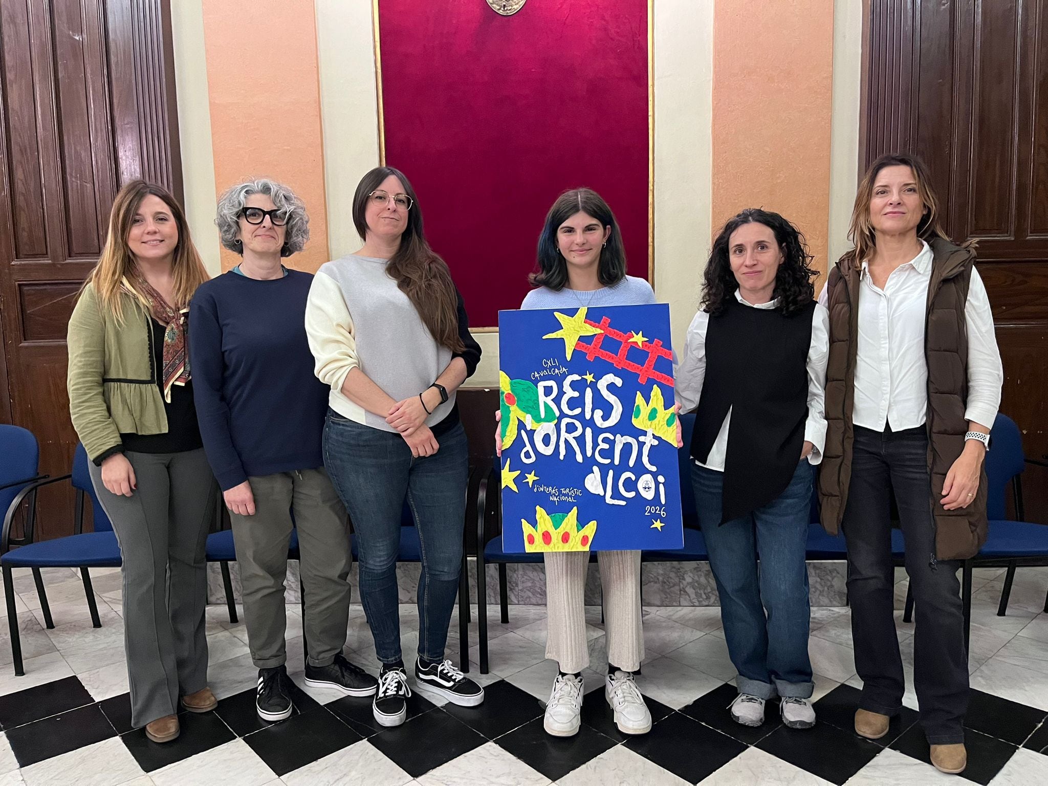 El jurado del concurso del cartel para anunciar la Cabalgata de Reyes de Alcoy de 2026 con la propuesta ganadora.