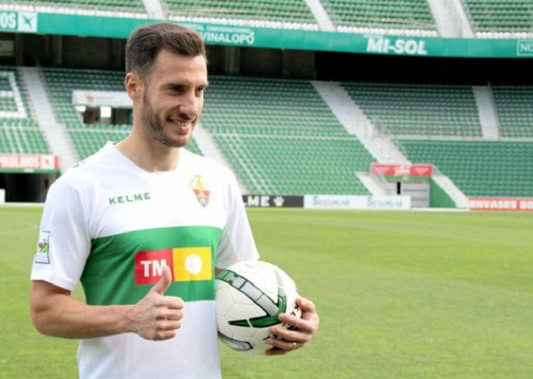 Jony Ñíguez posa en el estadio Martínez Valero