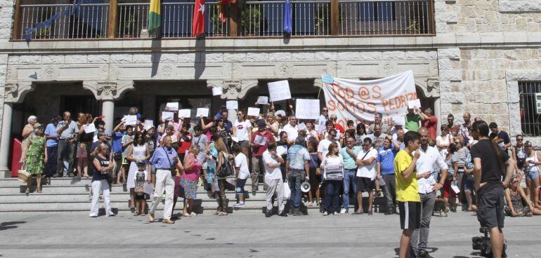 Comerciantes de Manzanares el Real denuncian el &quot;grave perjuicio&quot; que ha supuesto restringir la entrada de vehículos y prohibir el baño en La Pedriza