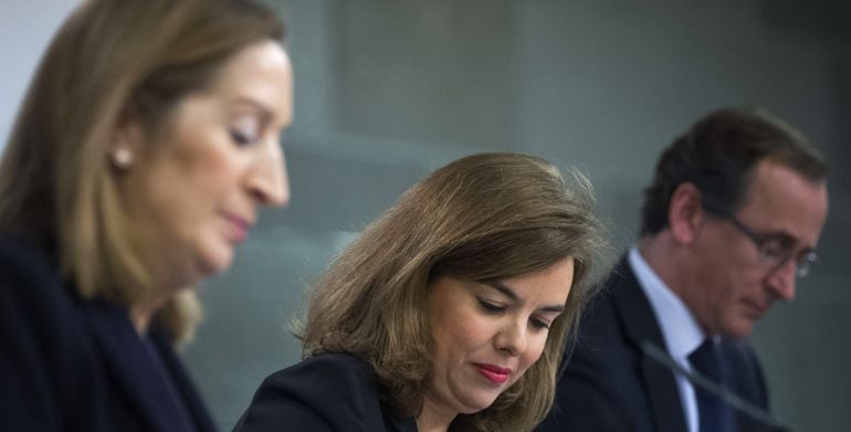 La vicepresidenta del Gobierno, Soraya Sáenz de Santamaría (c), junto al ministro de Sanidad, Servicios Sociales e Igualdad, Alfonso Alonso, y la ministra de Fomento, Ana Pastor (i), durante la rueda de prensa posterior a la reunión del Consejo de Ministr