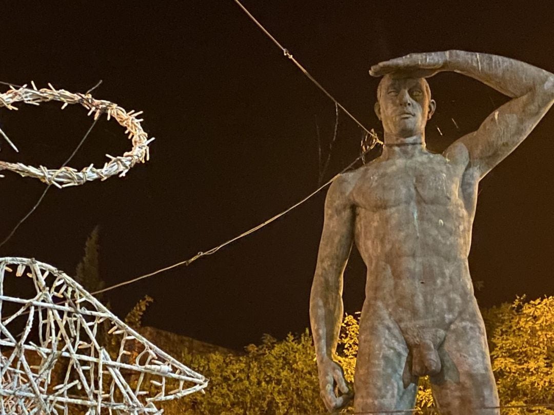 El Campesino Ibérico de Palencia y la poca ortodoxa colocación de un elemento ornamental de Navidad