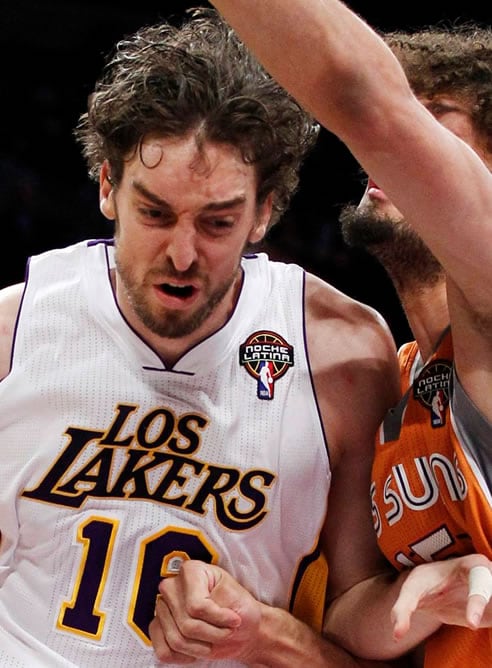 Pau Gasol durante el choque contra los Suns en la Noche Latina en la NBA