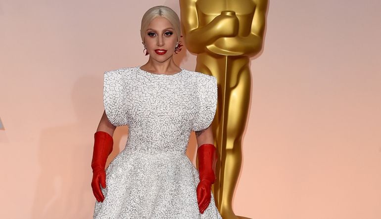 Lady Gaga y sus guantes.