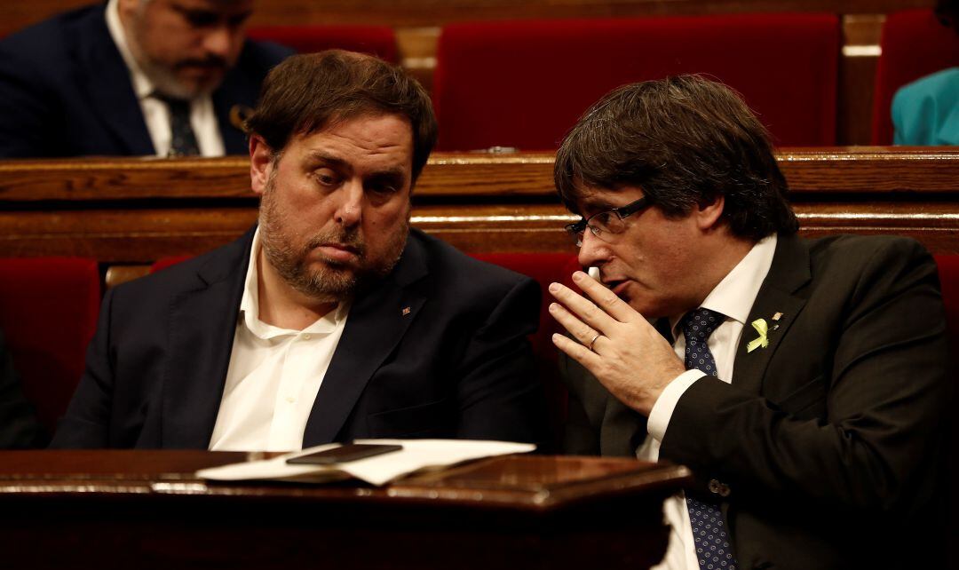 Oriol Junqueras y Carles Puigdemont en el Parlament de Cataluña