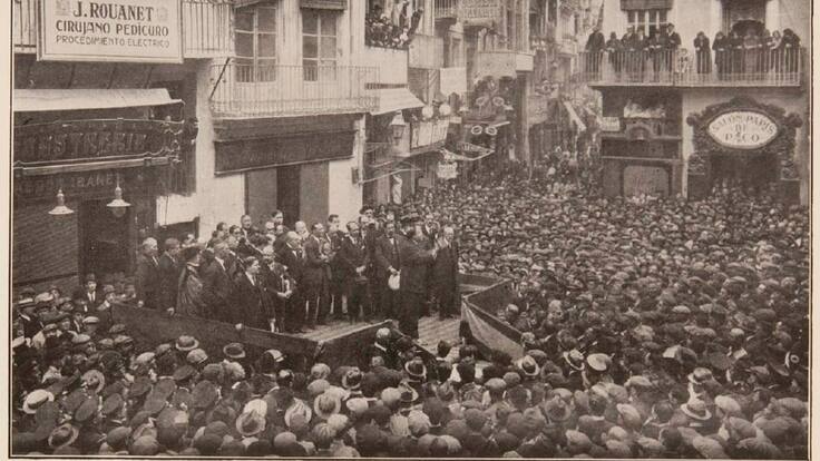 Luis Fernández callejeando por el centro de València