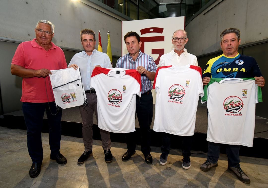 Las autoridades, durante la presentacion de la cita deportiva