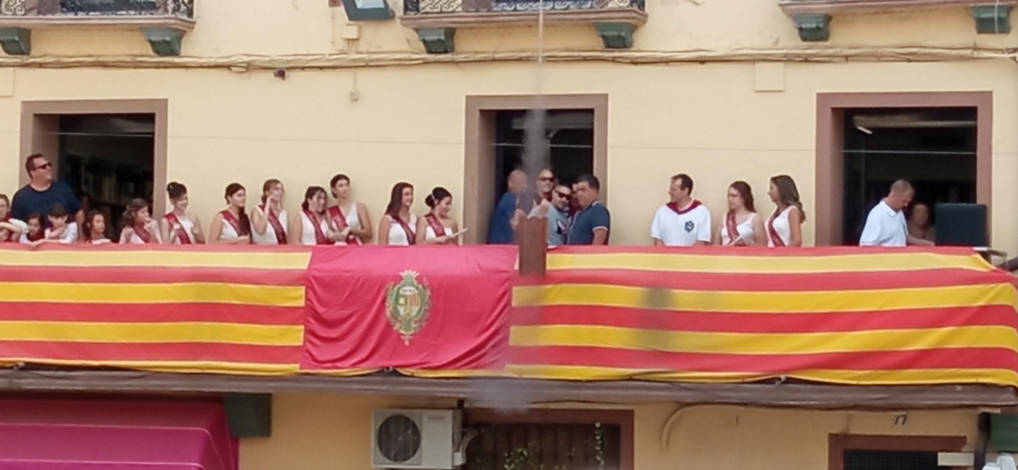 Momento del lanzamiento del cohete desde el balcón del Ayuntamiento de Almudévar