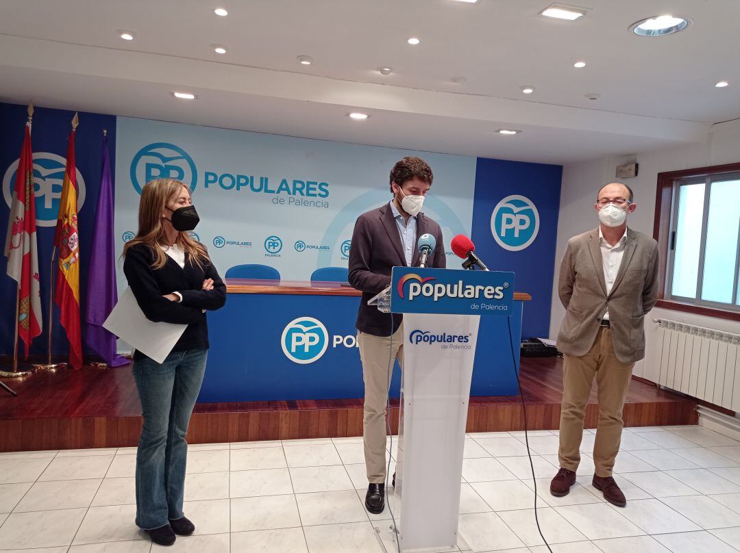 Rodrigo Mediavilla, Jorge Domingo Martínez y Carmen Fernández, senadores del PP por Palencia