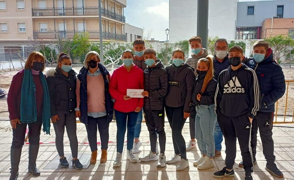 EL grupo de FP del IES Juan López Morillas de Composiciones Florales dona 500 euros a la asociación de Autismo de Jódar