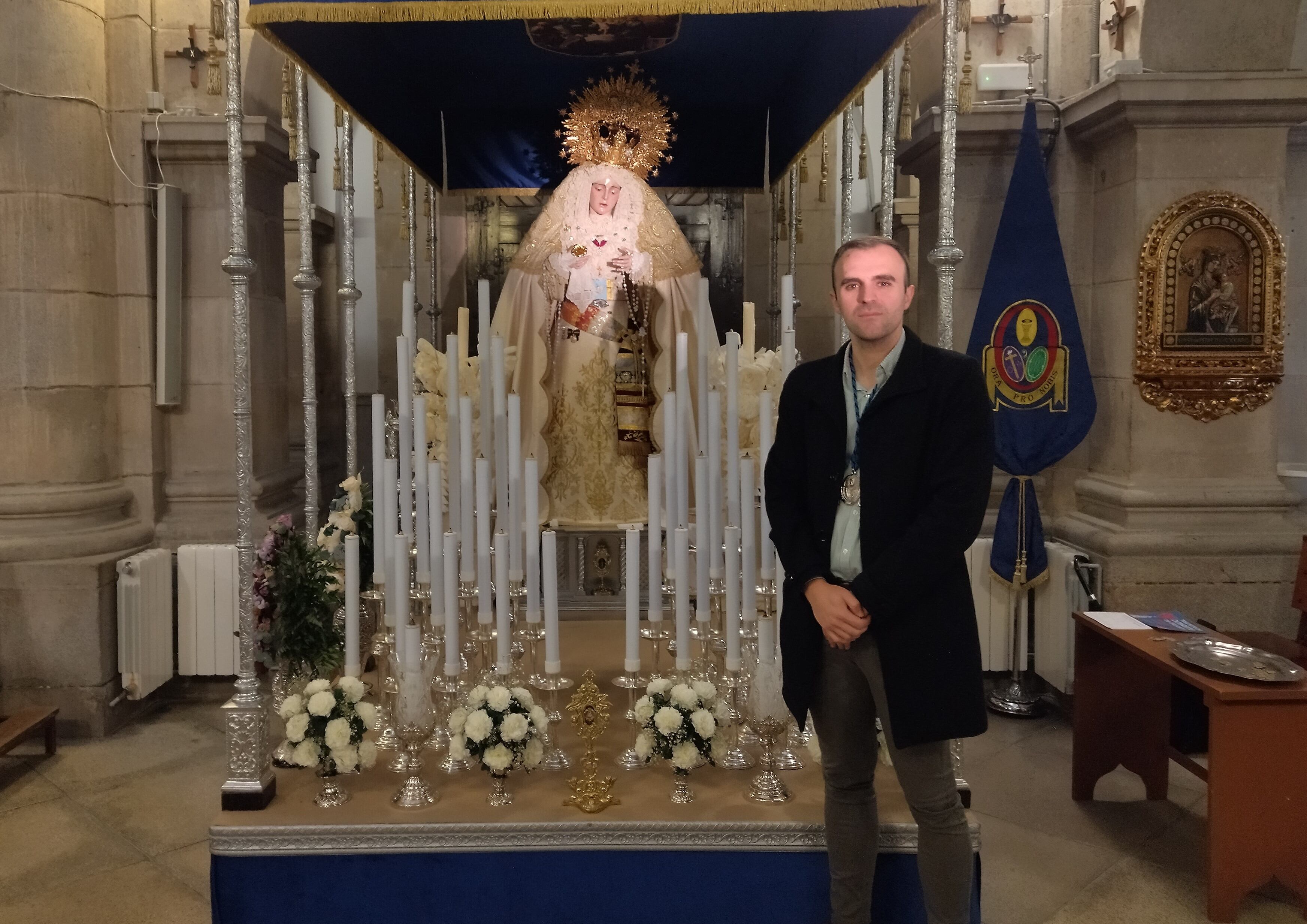 Cristian Gallego junto a la Virgen del Rosario