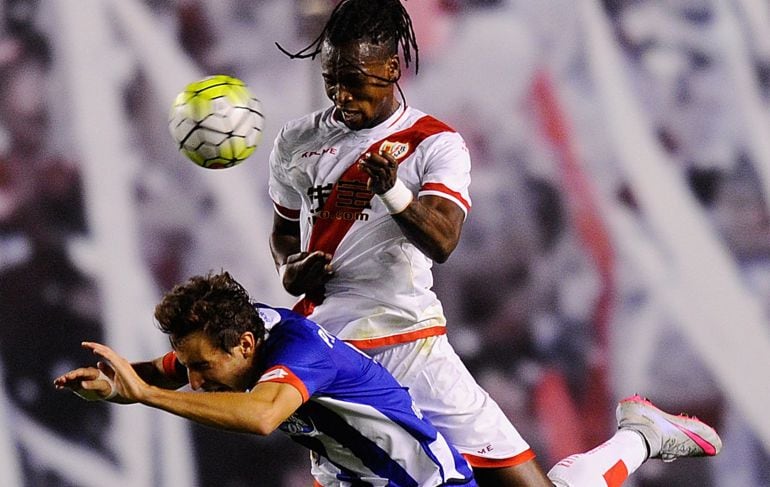 Mosquera pelea un balón con Manucho