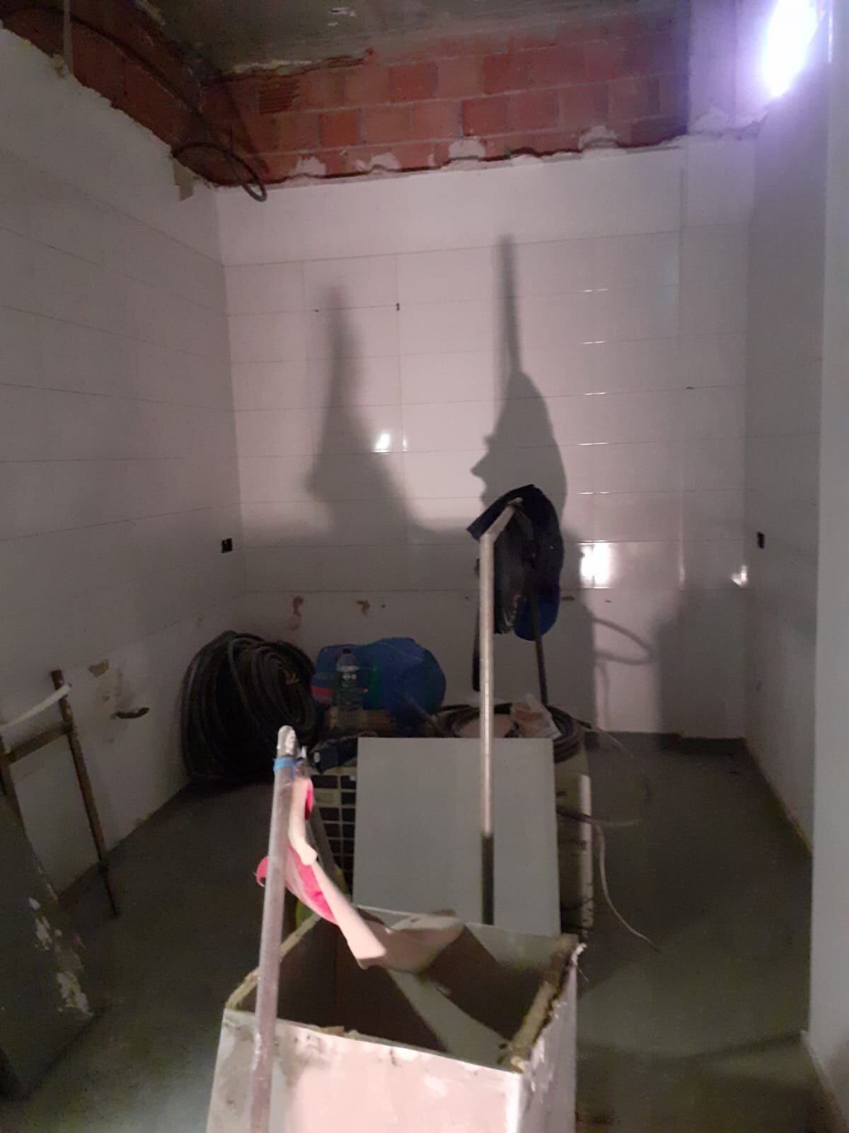 Policía detecta obras en comercio sin licencia y con operario sin papeles