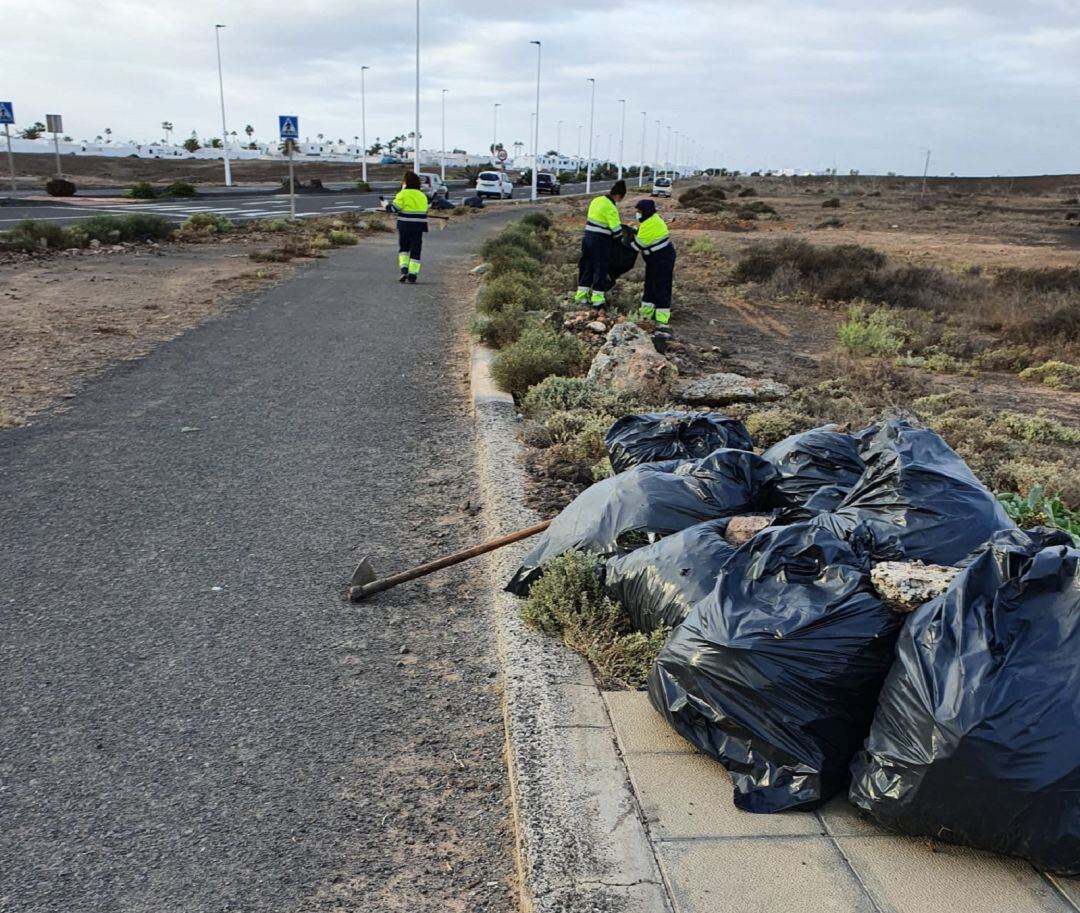 Algunos de los operarios retirando escombros.