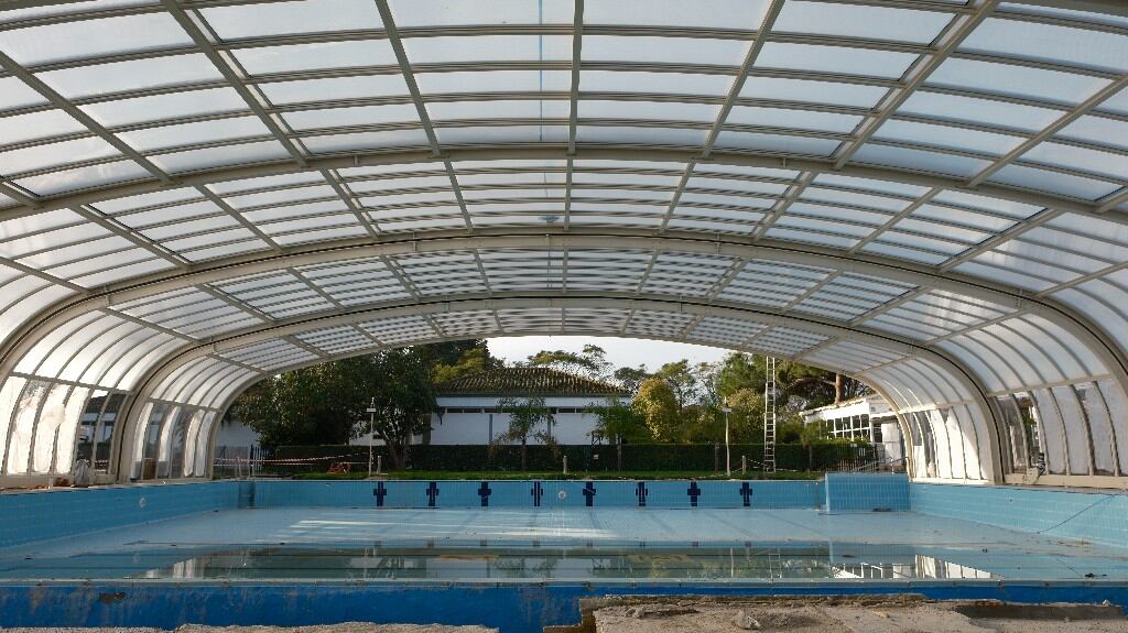 La cubierta se ha instalado sobre la piscina cuadrada del Club Nazaret