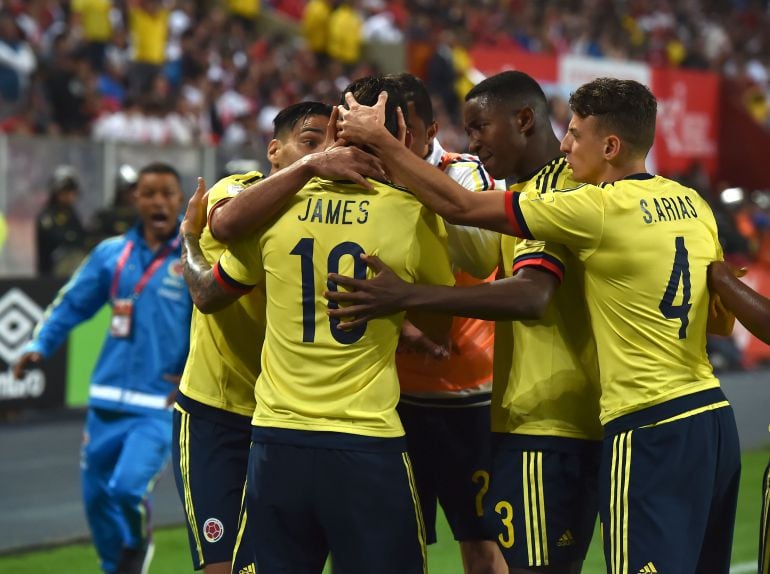 Jugadores de la selección celebran el gol del empate de James ante Perú. 