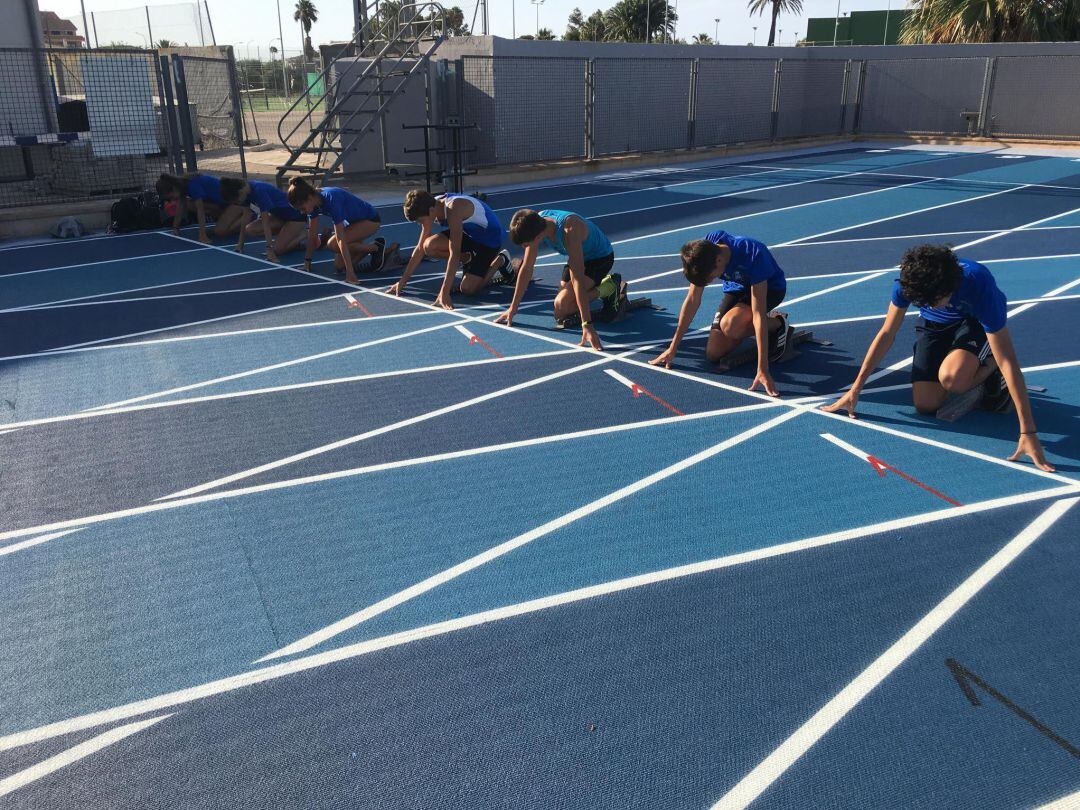Atletas en los tacos de salida.