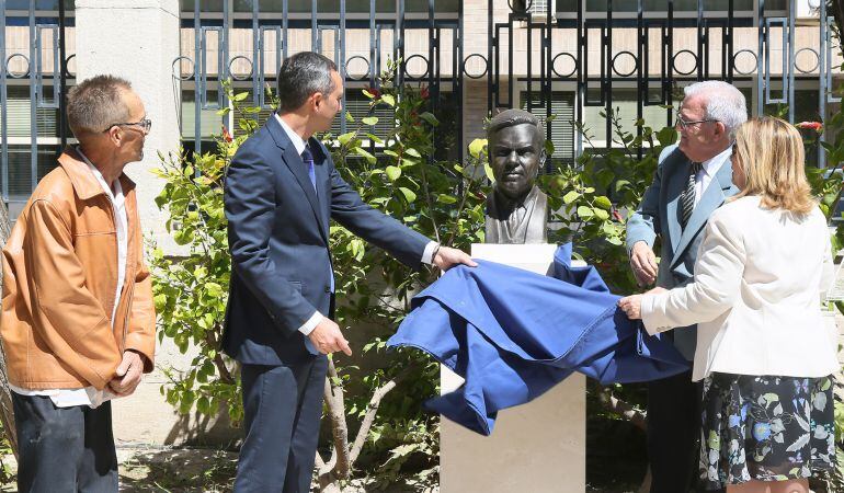 El presidente de la Diputación, César Sánchez, (i) descubre el busto homenaje a Emilio Varela, en los jardines de la Diputación.