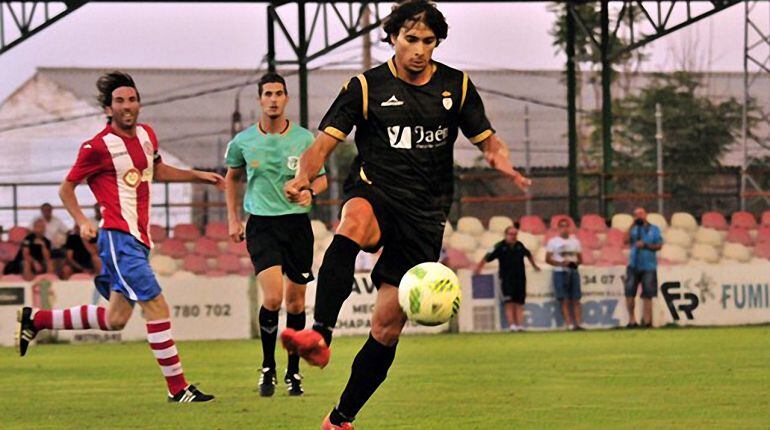 El jugador del Real Jaén, Víctor Andrés, durante el partido contra el Torredonjimeno