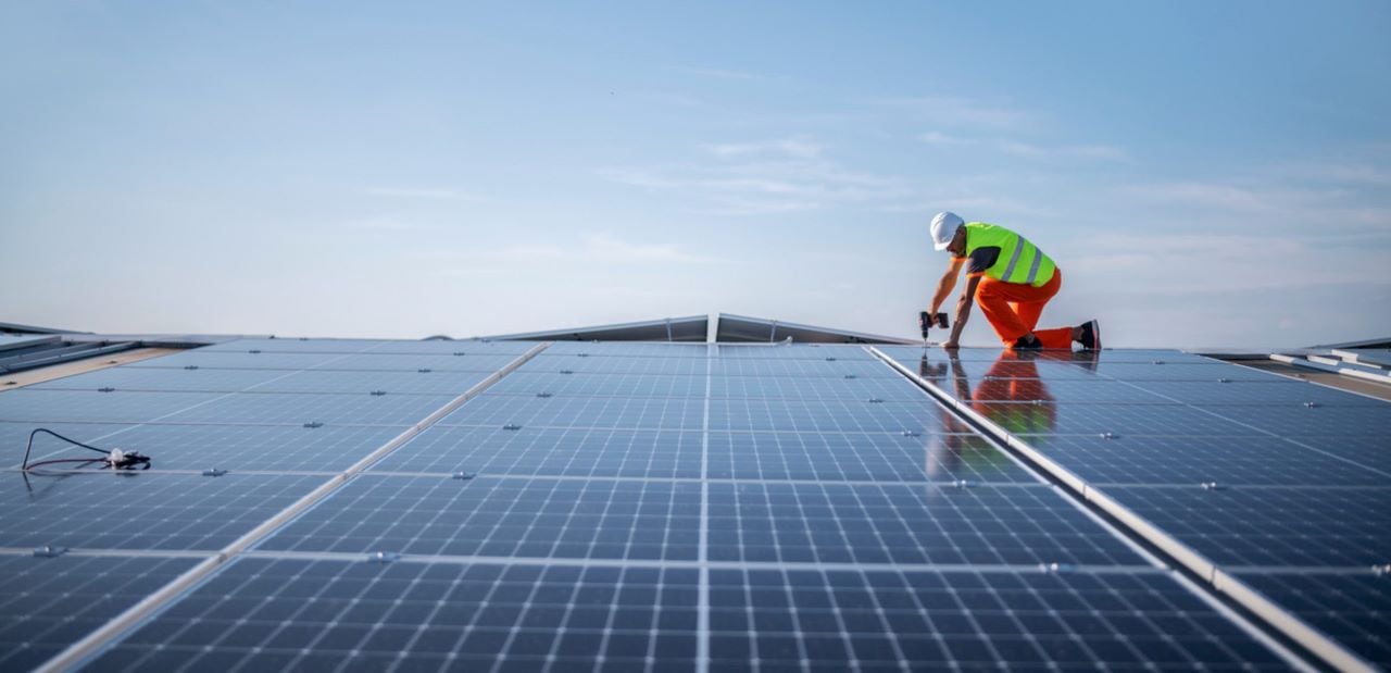 Un técnico instala placas solares.