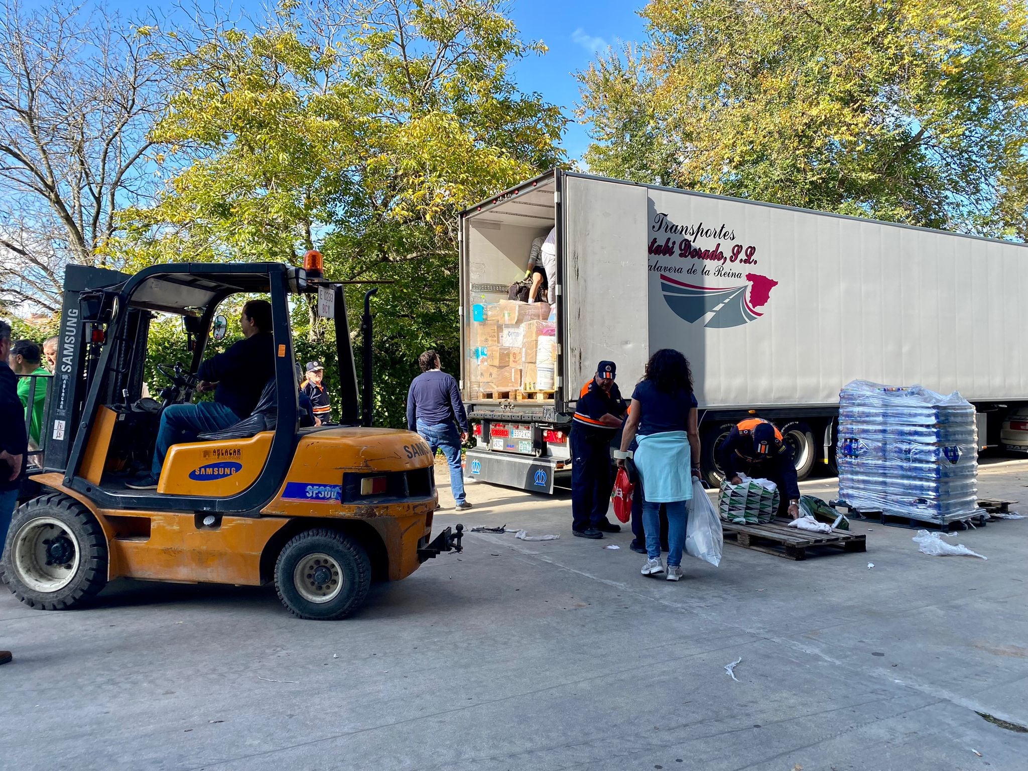 Voluntarios cargan un tráiler con ayuda en Talavera Ferial