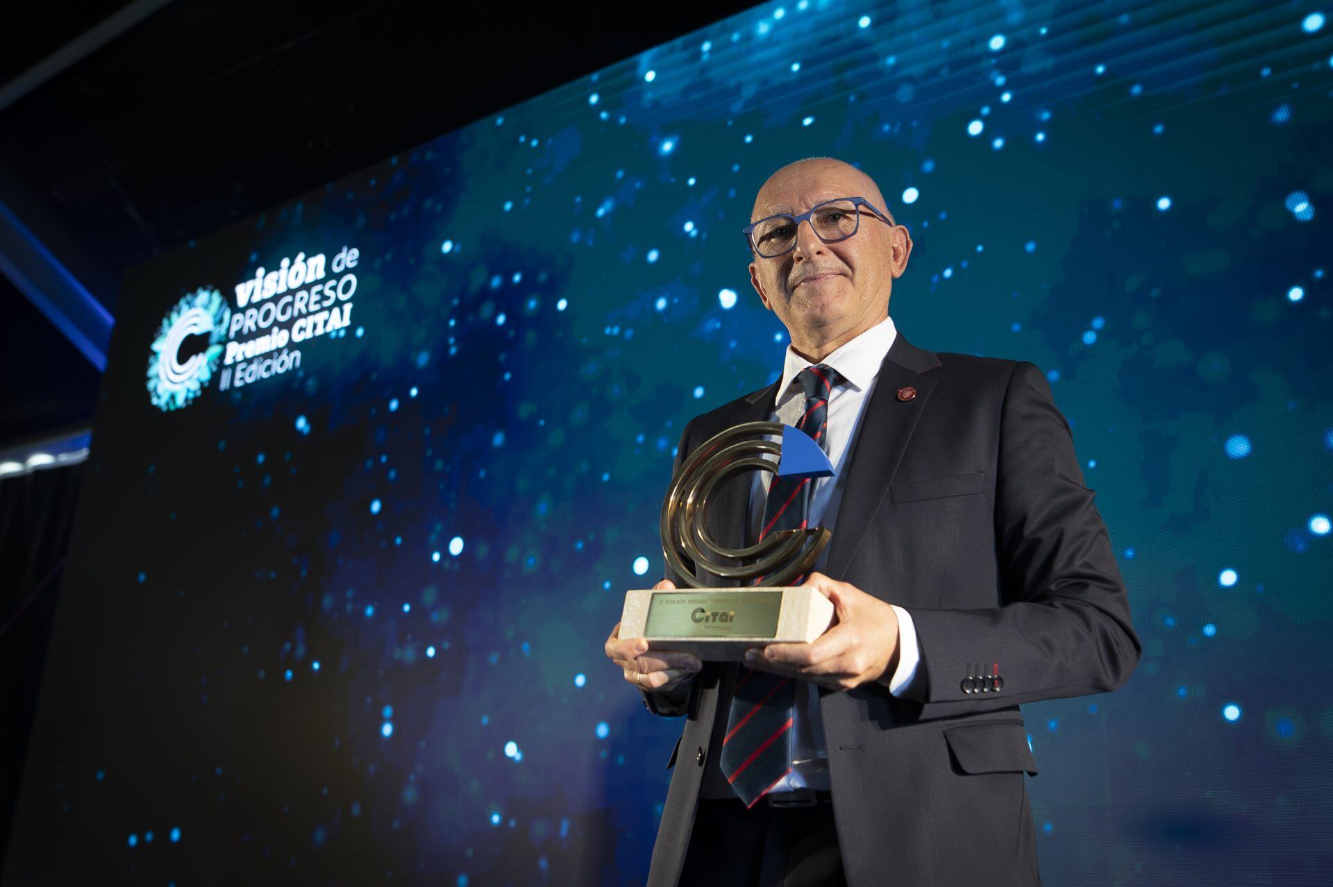 Momento en el que Enrique Herrera Viedma recibe el premio CITAI