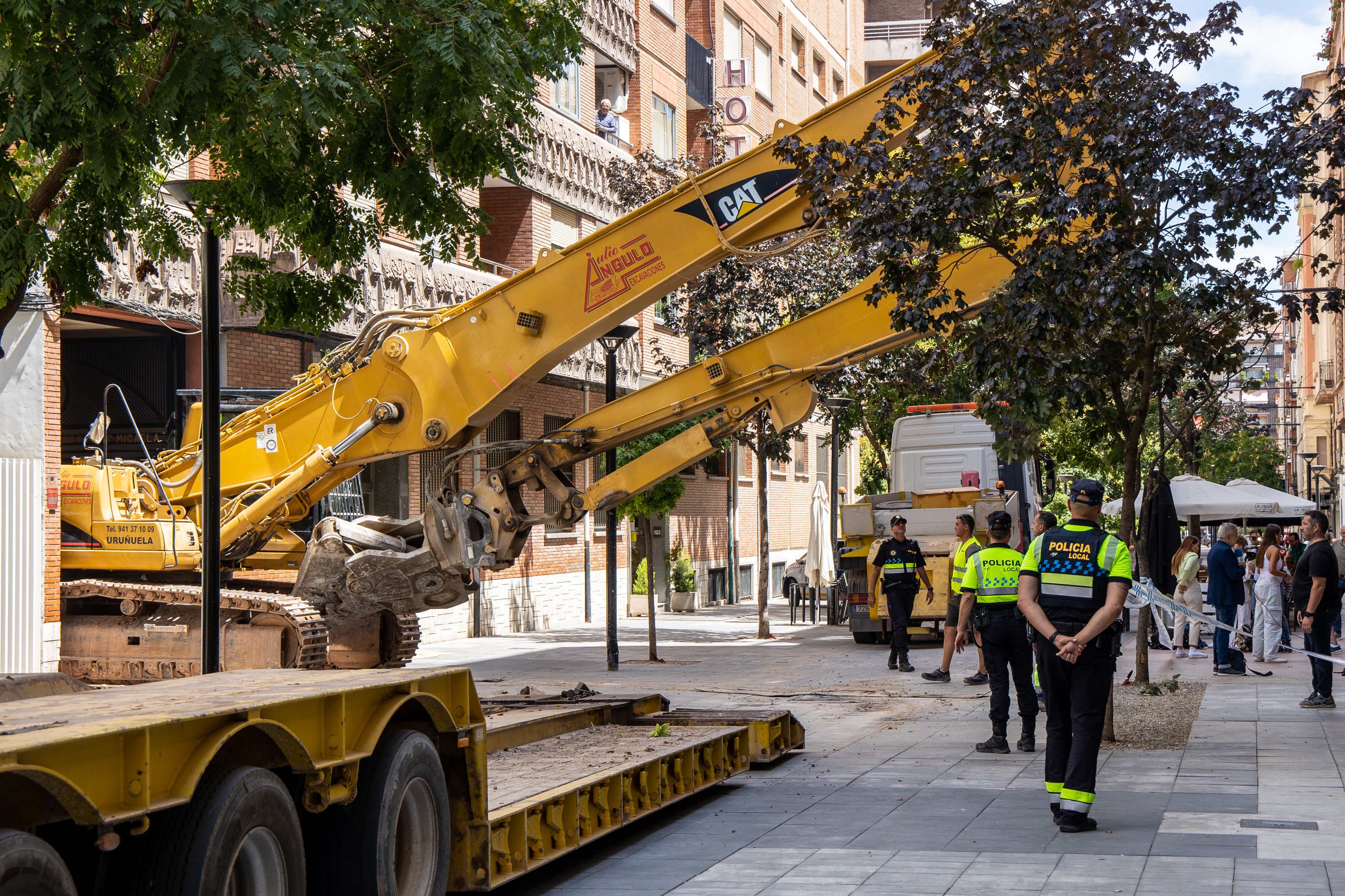 LOGROÑO, 25/07/2023.- El cadáver del trabajador que ha quedado este martes atrapado bajo los escombros provocados por el derrumbamiento de las obras que se realizan en el colegio logroñés de Adoratirces ha sido encontrado en el sótano. La búsqueda se ha iniciado tras el suceso, ocurrido a las 9:45 horas, cuando una parte del edificio en el que se realizaban obras, situado en la parte del patio interior del colegio, se ha derrumbado en vertical, en cascada, sin que se conozcan las causas. En la image, inmediaciones de las obras. EFE/Raquel Manzanares

